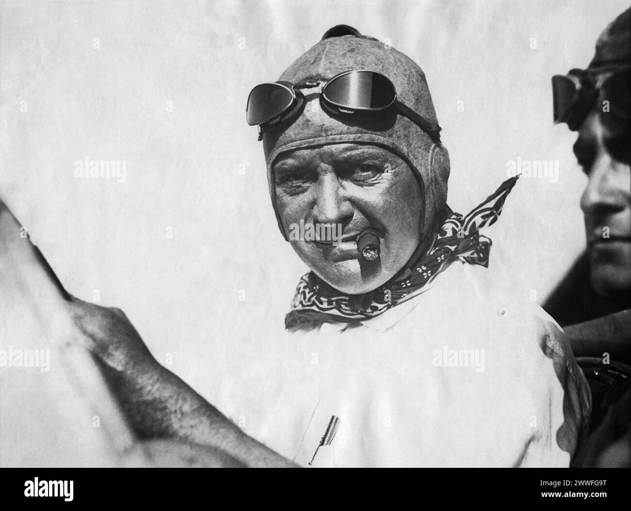 USA, 1913 Barney Oldfield, der bekannteste Rennfahrer der Welt, bekräftigt seine Entscheidung, sich aus dem Rennen zurückzuziehen, in einem Brief an den Indianapolis Motor Speedway. Barney weigerte sich, in den Harvest Auto Racing Classic einzusteigen, der am 9. September auf der Strecke in Indianapolis ausgetragen werden sollte. Er versicherte T.E. Myers, General Manager, dass er nie wieder nach Osten kommen würde, um am Wettbewerb teilzunehmen, und sagte, dass es wahrscheinlich sei, dass er nie einmal eine Ausstellungsmeile fahren würde. Das Foto ist eines der jüngsten Aufnahmen des „0ld man of the Race Game“ und gilt als eines der besten für Stockfoto