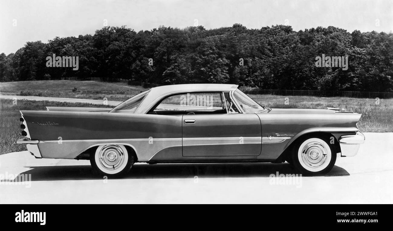 Detroit, Michigan, 28. Oktober 1956 hier sehen Sie das zweitürige Hardtop 1957 DeSoto Fireflite Modell mit neuen 14-Zoll-Rädern und einer aufregenden neuen langen Silhouette, die die bodennahe Linie darstellt. Von einem Auto, das nur 1,5m hoch ist. Dieses brillant inspirierte Design wird von einem V-8-Motor mit 245 ps angetrieben. Und ist in 64 Farbkombinationen und 15er-Modellreihe erhältlich. Stockfoto
