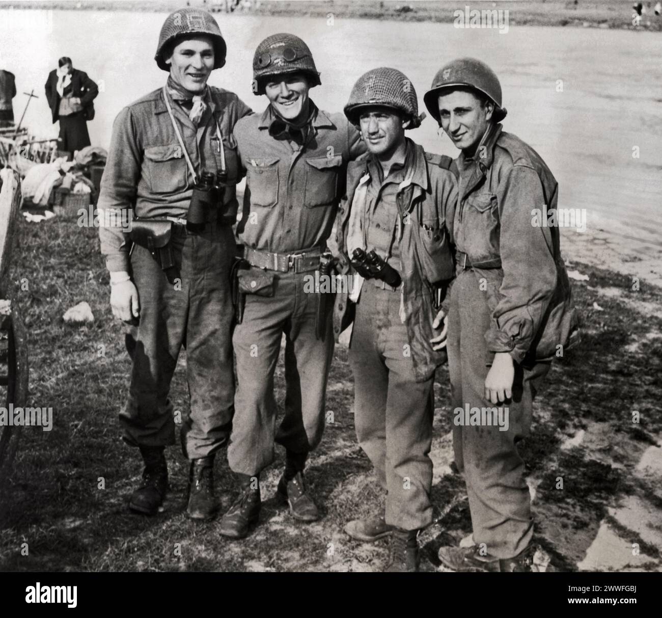 Torgau, Deutschland, 4. Mai 1945 diese Yankee-Soldaten des 1. Bataillons, 273. Infanterie der 69. Division, erste US-Armee, waren unter den Ersten, die die heranrückenden russischen Soldaten begrüßten, da die beiden alliierten Armeen in Torgau an der Elbe verbunden waren. Sie sind von links nach rechts; PFC Frank B. Huff Washington, VA.; CPL. James J. McDonnell, Peabody, Mass.; Lieut. William D. Robertson, Los Angeles, Kalifornien, und PFC Paul Staus, Bronx, N.Y. Stockfoto