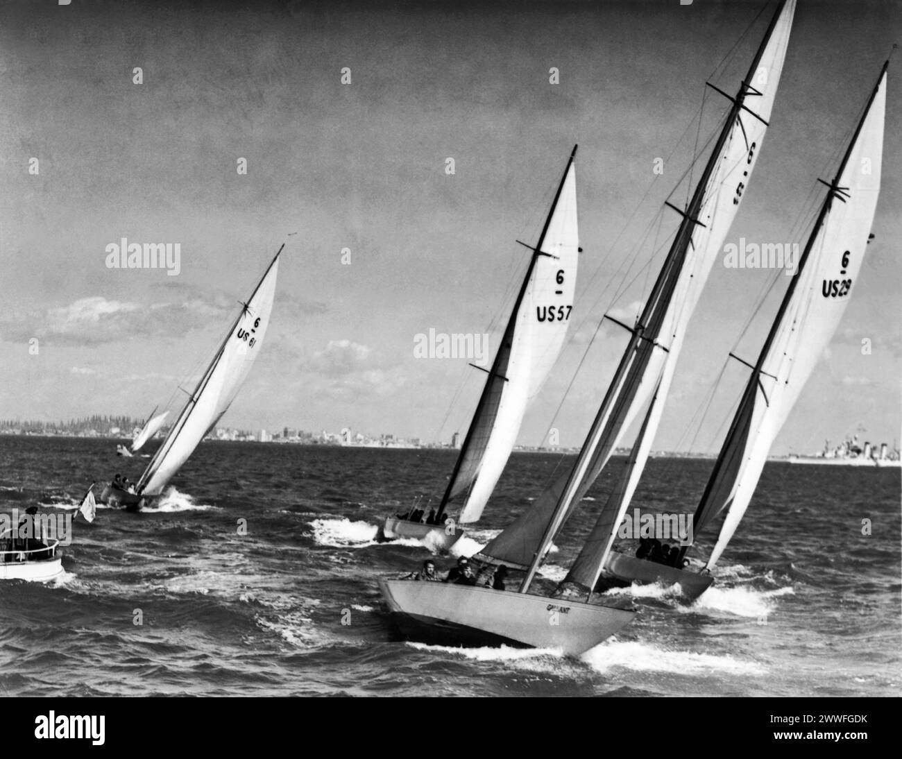 Los Angeles, Kalifornien, 21. Februar 1938 drei Crack-sechs-Meter-Rennboote (L bis R im Vordergrund) „Mystery“, „Gallant“ und „Lanai“ veranstalten einen Nip-and-Tuck-Wettbewerb durch Los Angeles Harbor und Long Beach Waters, während die 12. Jährliche National Midwinter Regatta in Gang kommt. Im Heck kommt schnell der „Ayayay“. Stockfoto