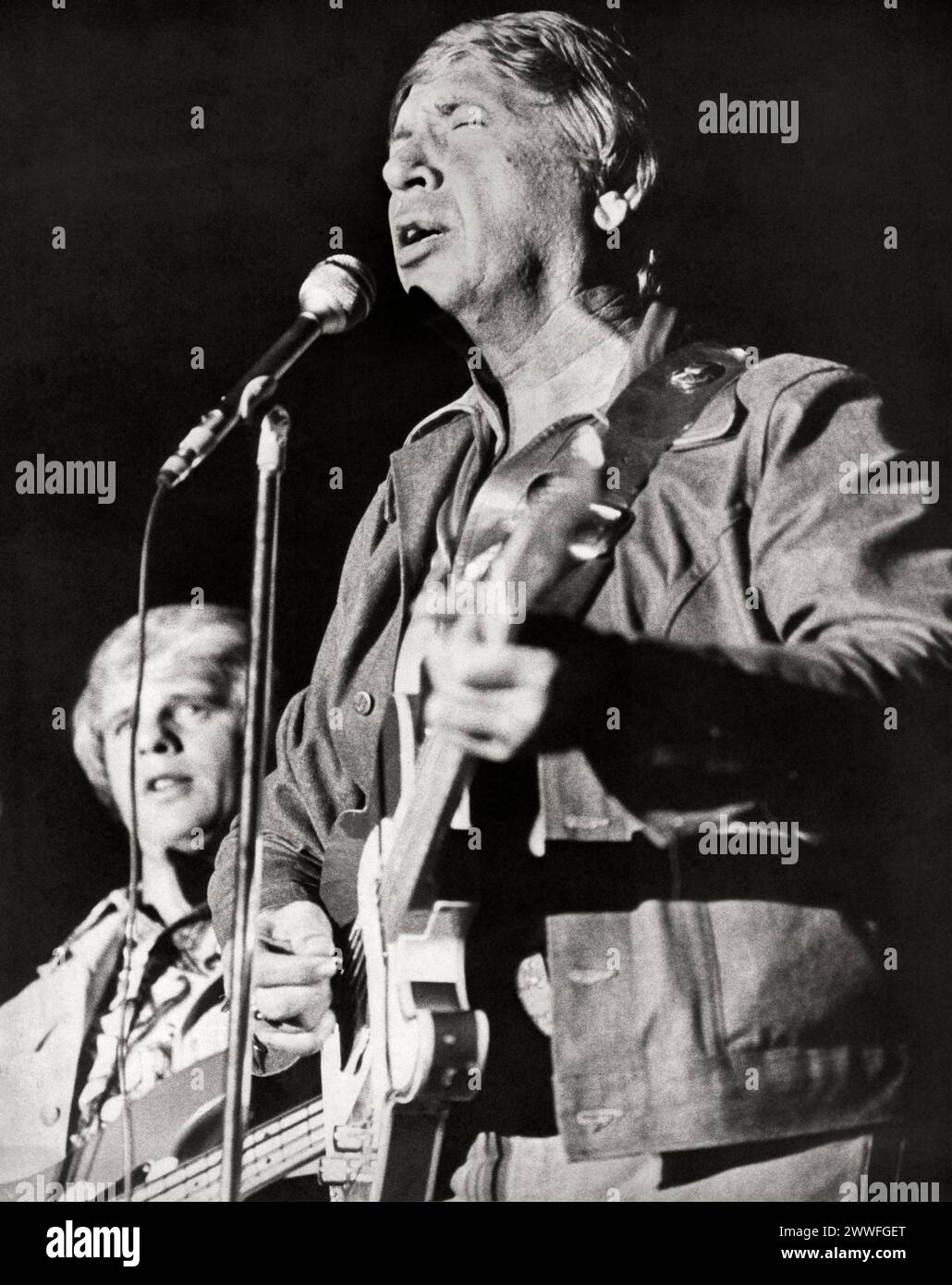 20. Mai 1976 Buck Owens spielt Gitarre und singt während eines Konzerts auf der Bühne. Stockfoto