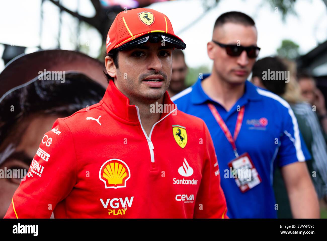 Albert Park, Australien, 24. März 2024. Carlos Sainz spaziert während des Grand Prix von Australien von Rolex auf dem Melbourne Grand Prix Circuit am 24. März 2024 in Albert Park, Australien, durch das Fahrerlager. Quelle: Dave Hewison/Speed Media/Alamy Live News Stockfoto