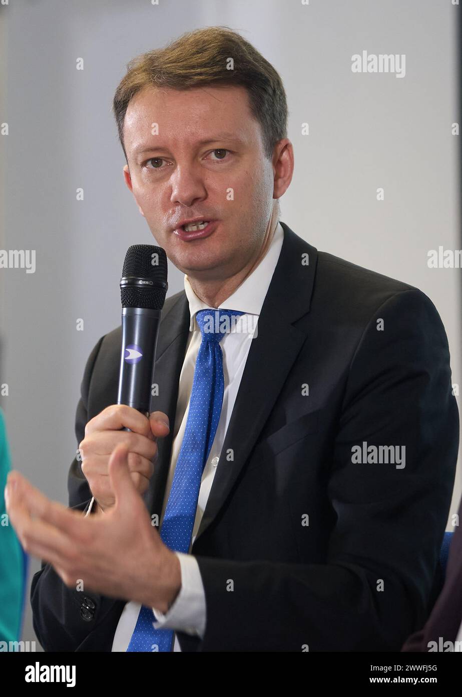 Bukarest, Rumänien. 22. März 2024: Siegfried Muresan, rumänischer Abgeordneter des Europäischen Parlaments, spricht während der Debatte über die Kosten des nicht-Europa Stockfoto