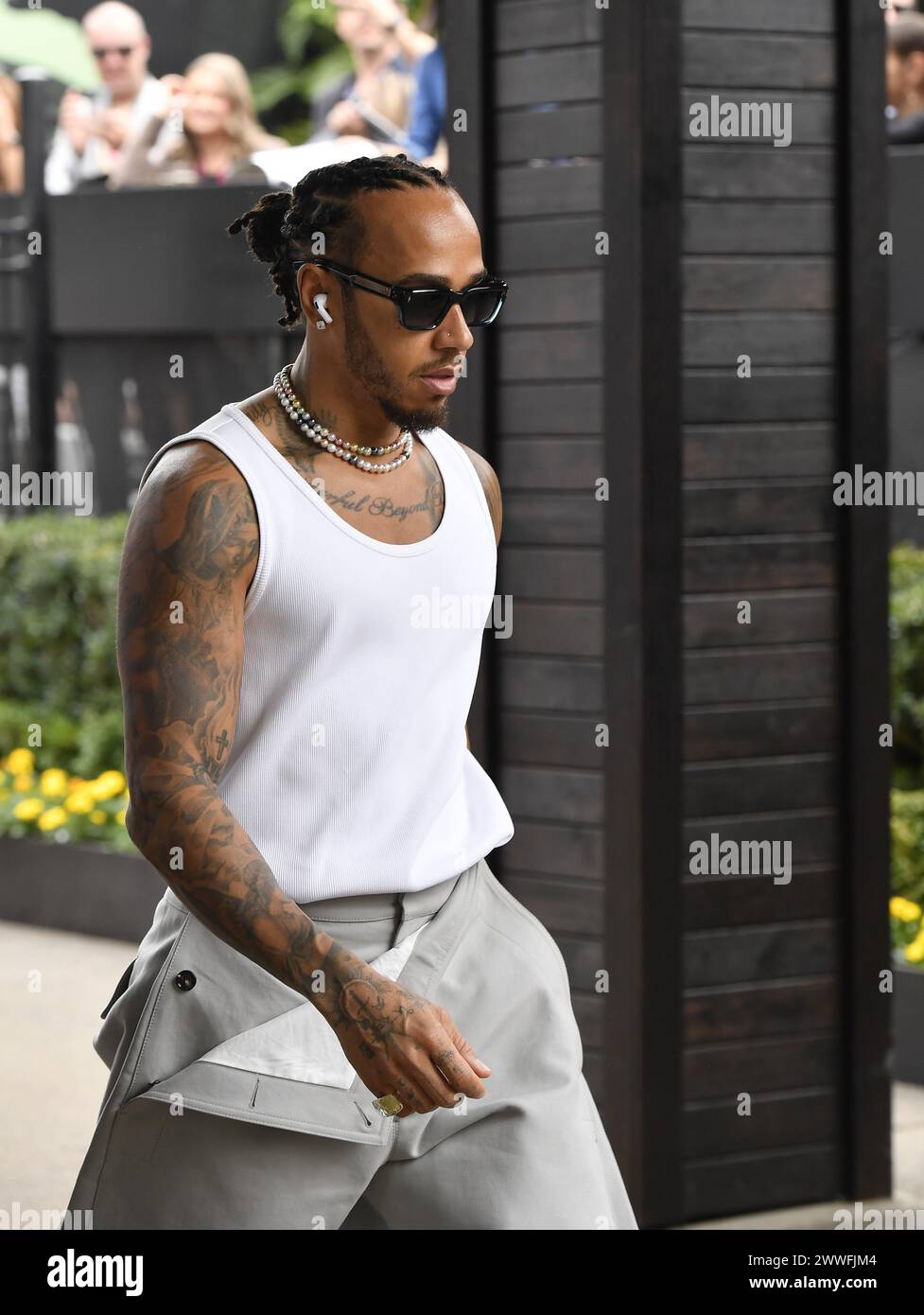 MELBOURNE, AUSTRALIEN, 24. März 2024. Im Bild: 44 Lewis Hamilton (GBR) Mercedes-AMG Petronas F1 Team im Fahrerlager beim FIA Formel 1 Rolex Australian Grand Prix 2024 3. Runde vom 22. Bis 24. März auf dem Albert Park Street Circuit in Melbourne, Australien. Quelle: Karl Phillipson/Alamy Live News Stockfoto