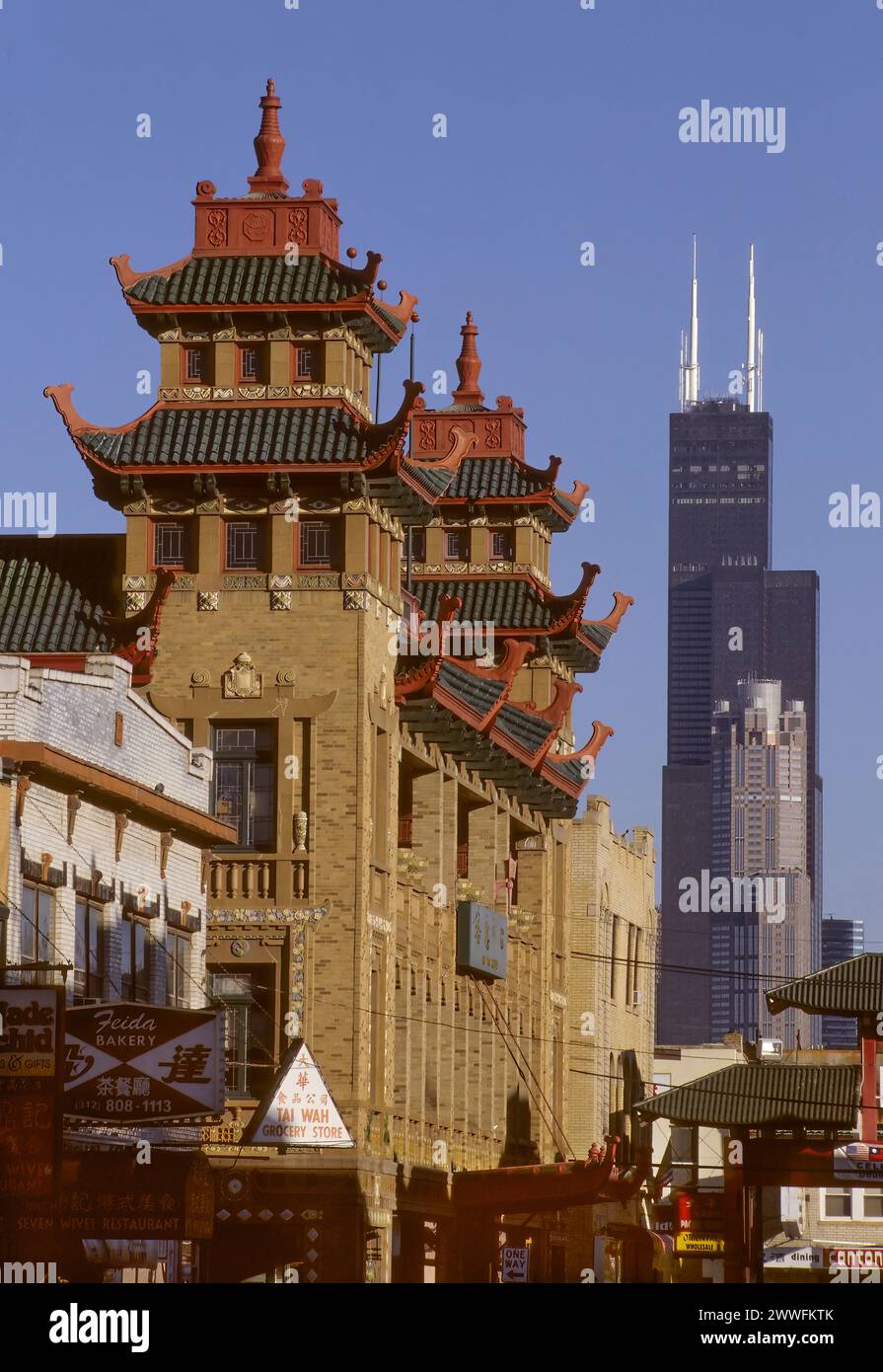Chicago, Illinois, USA – Chinatown, Wentworth Avenue, Willis Tower (früher Sears Tower) im Hintergrund Stockfoto