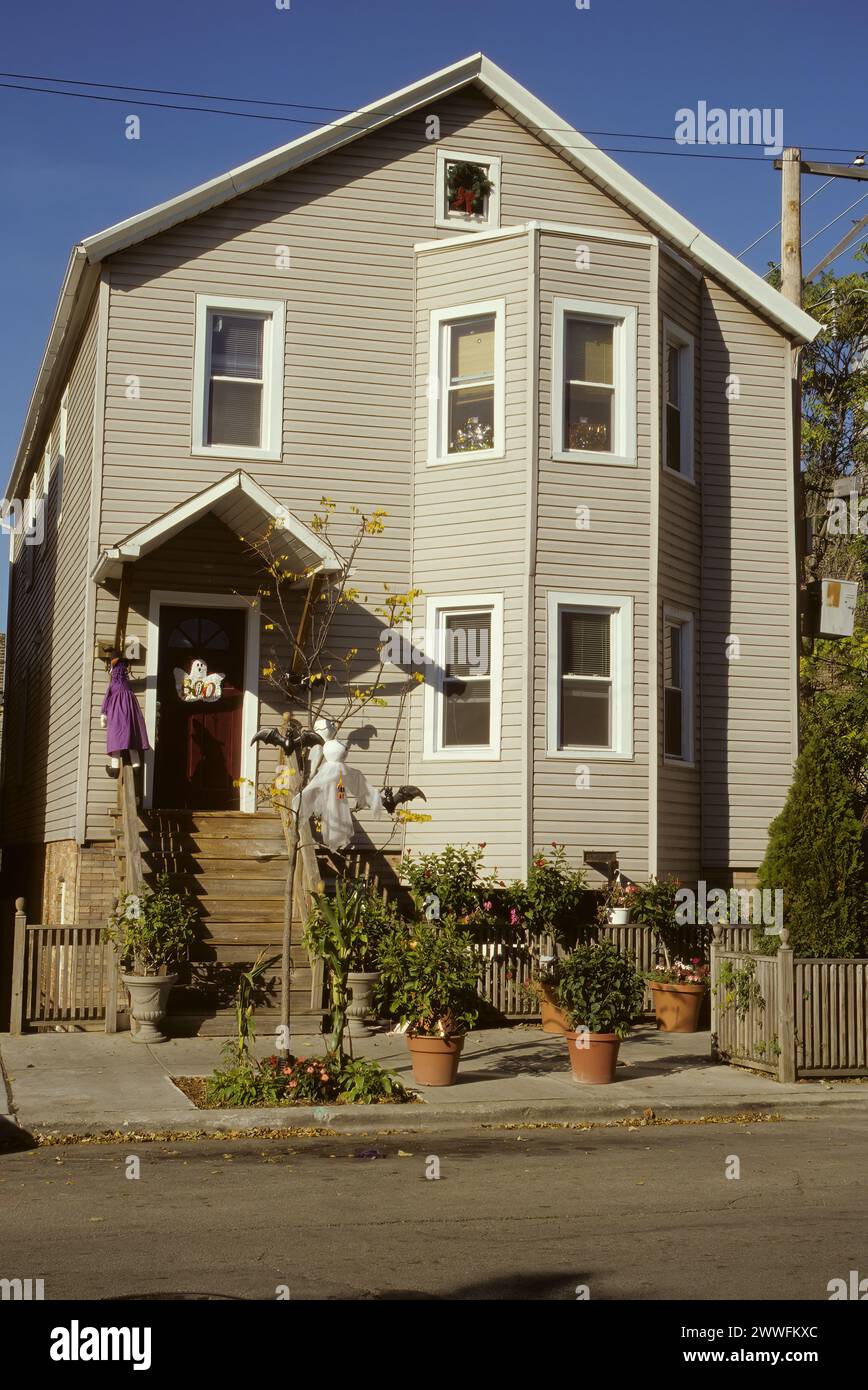 Chicago, Illinois, USA - Pilsen, mexikanisch-amerikanisches Viertel, Wohngebiet Mittelklasse Haus, dekoriert für Halloween Stockfoto