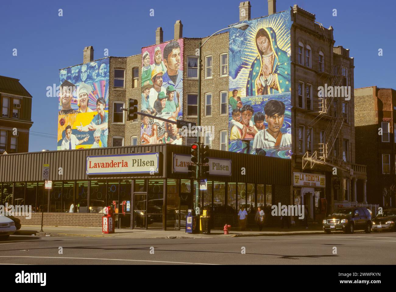 Chicago, Illinois, USA - Pilsen, mexikanisch-amerikanisches Viertel, Wandbilder über dem Waschsalon Stockfoto