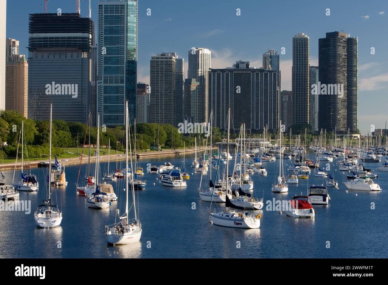 Chicago, Illinois. Chicago Hotels, Eigentumswohnungen, Lake Michigan Marina im Vordergrund. Stockfoto