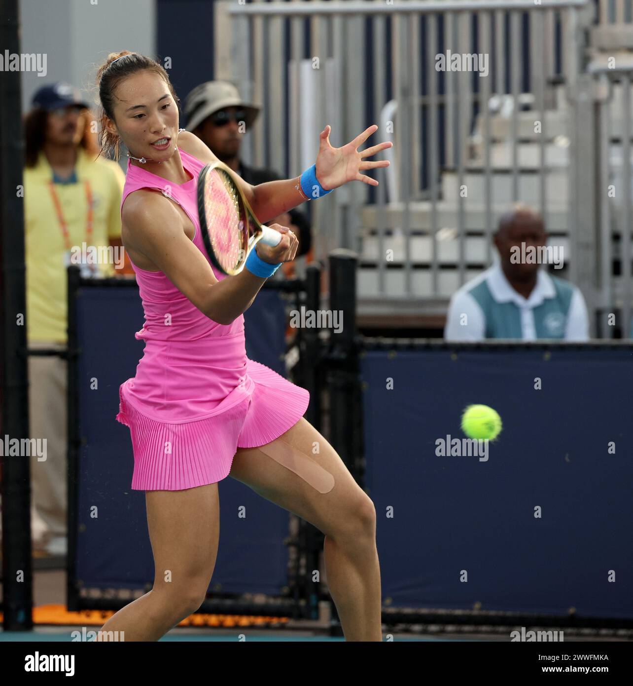 MIAMI GARDENS, FLORIDA - 21. MÄRZ: Victoria Azarenka aus Weißrussland besiegt Qinwen Zheng aus China in der zweiten Runde am 6. Tag der Miami Open, die von Itau am 21. März 2024 im Hard Rock Stadium in Miami Gardens, Florida präsentiert wurde. Leute: Qinwen Zheng Credit: Storms Media Group/Alamy Live News Stockfoto