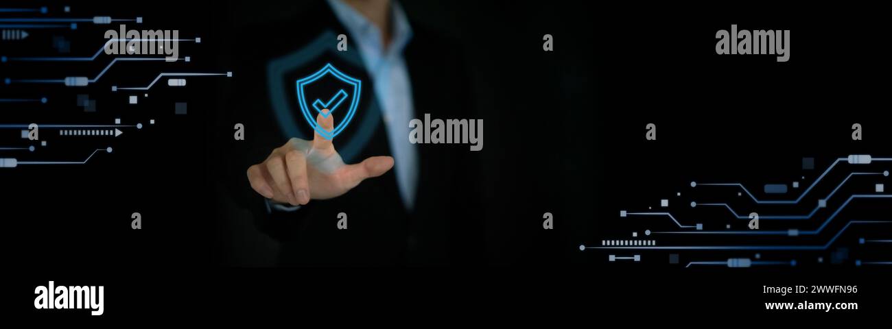 Eine blaue Leiterplatte mit einer metallischen Abschirmung mit einer digitalen Bildschirmschnittstelle und ein Geschäftsmann in schwarzem Anzug, der mit dem Finger im Hintergrund zeigt Stockfoto
