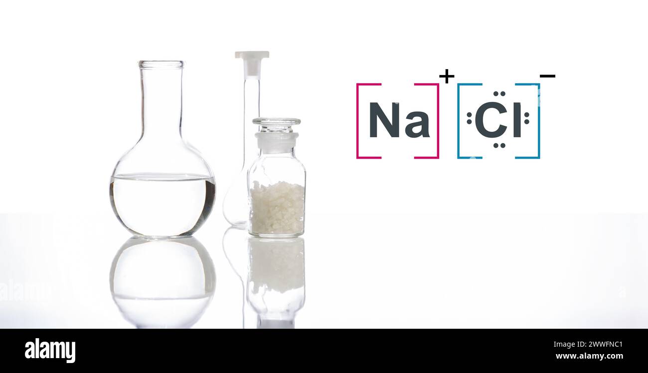 Flockensalz in Chemikalienflasche Glas mit Molekularstruktur neben kristallklarer Flüssigkeit in Flachbodenkolben und Messkolben platzieren. Stockfoto