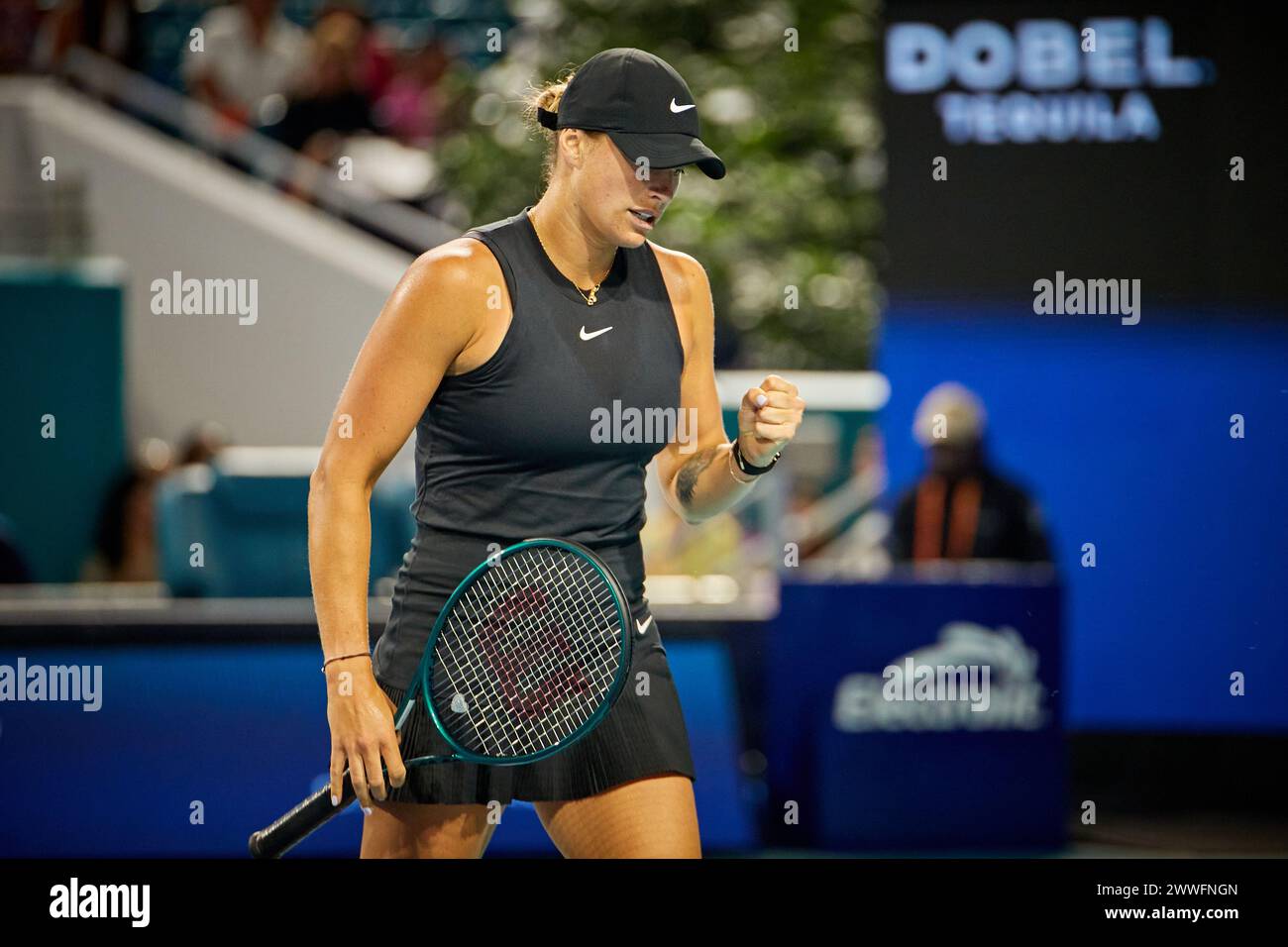 Miami Gardens, FL, USA. März 2024. Anhelina Kalinina (UKR) gegen Aryna Sabalenka (BEL) während des Tennisweltturniers bei den Miami Open 2024 powered by Itau. Quelle: Yaroslav Sabitov/YES Market Media/Alamy Live News. Stockfoto