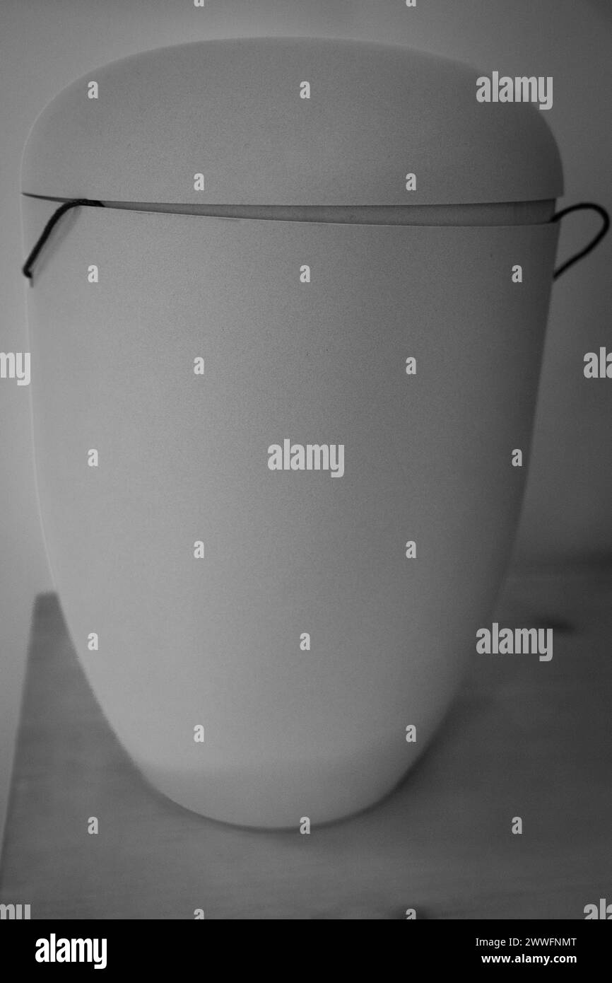Eine Urne ist eine Vase, oft mit einer Abdeckung, mit einem normalerweise verengten Hals über einem runden Körper und einem Fußsockel. Die Beschreibung eines Gefäßes als Urne im Gegensatz zu einer Vase oder anderen Begriffen spiegelt im Allgemeinen seine Verwendung wider und nicht jede bestimmte Form oder Herkunft. Der Begriff wird besonders häufig für Urnen, Gefäße, die in Bestattungen verwendet werden, entweder zur Aufbewahrung der eingeäscherten Asche oder als Grabbeigaben verwendet, wird aber in vielen anderen Zusammenhängen verwendet Kopenhagen Unik Afsked Dänemark Copyright: XKristianxTuxenxLadegaardxBergx 2E6A0282 Stockfoto