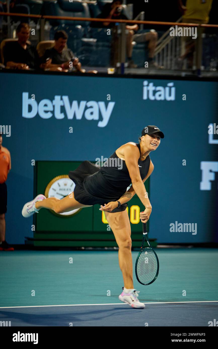 Miami Gardens, FL, USA. März 2024. Anhelina Kalinina (UKR) gegen Aryna Sabalenka (BEL) während des Tennisweltturniers bei den Miami Open 2024 powered by Itau. Quelle: Yaroslav Sabitov/YES Market Media/Alamy Live News. Stockfoto