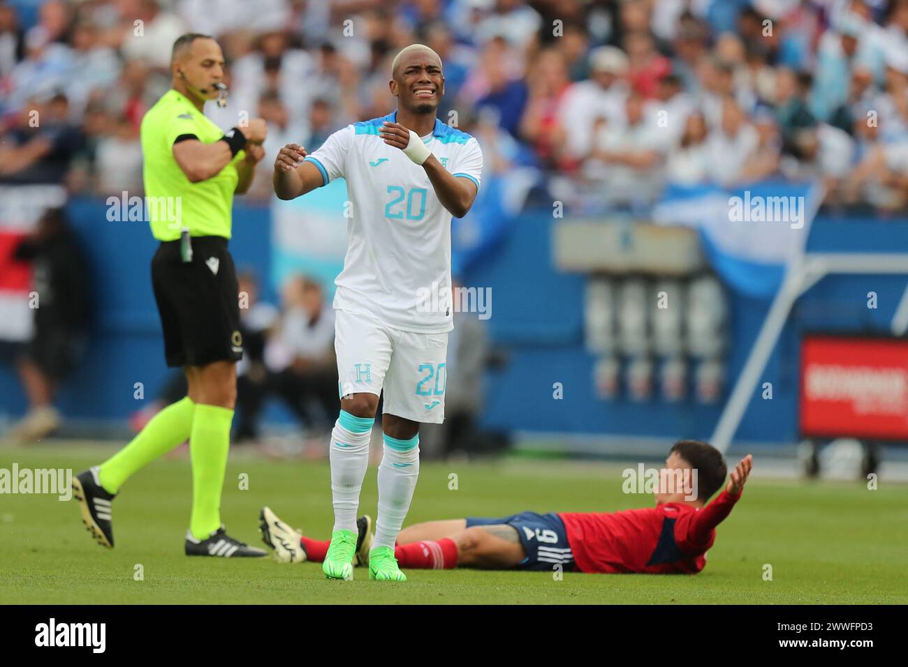 Frisco, Texas, USA. März 2024. Honduras' DEYBI FLORES (20) reagiert auf eine gelbe Karte während des Spiels gegen MANFRED UGALDE (9) aus Costa Rica während des Spiels der CONCACAF Nations League am Samstag im Toyota Stadium in Frisco, Texas. (Kreditbild: © Brian McLean/ZUMA Press Wire) NUR REDAKTIONELLE VERWENDUNG! Nicht für kommerzielle ZWECKE! Quelle: ZUMA Press, Inc./Alamy Live News Stockfoto