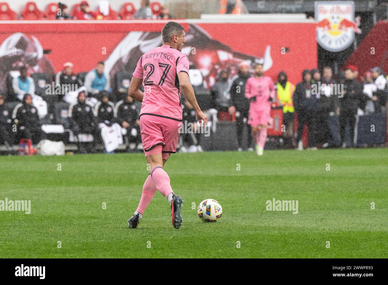 Sergii Kryvtsov (27) aus Miami kontrolliert den Ball während des regulären MLS-Saisonspiels gegen Red Bulls in der Red Bull Arena in Harrison, New Jersey am 23. März 2024. Red Bulls gewann mit 4:0 Stockfoto