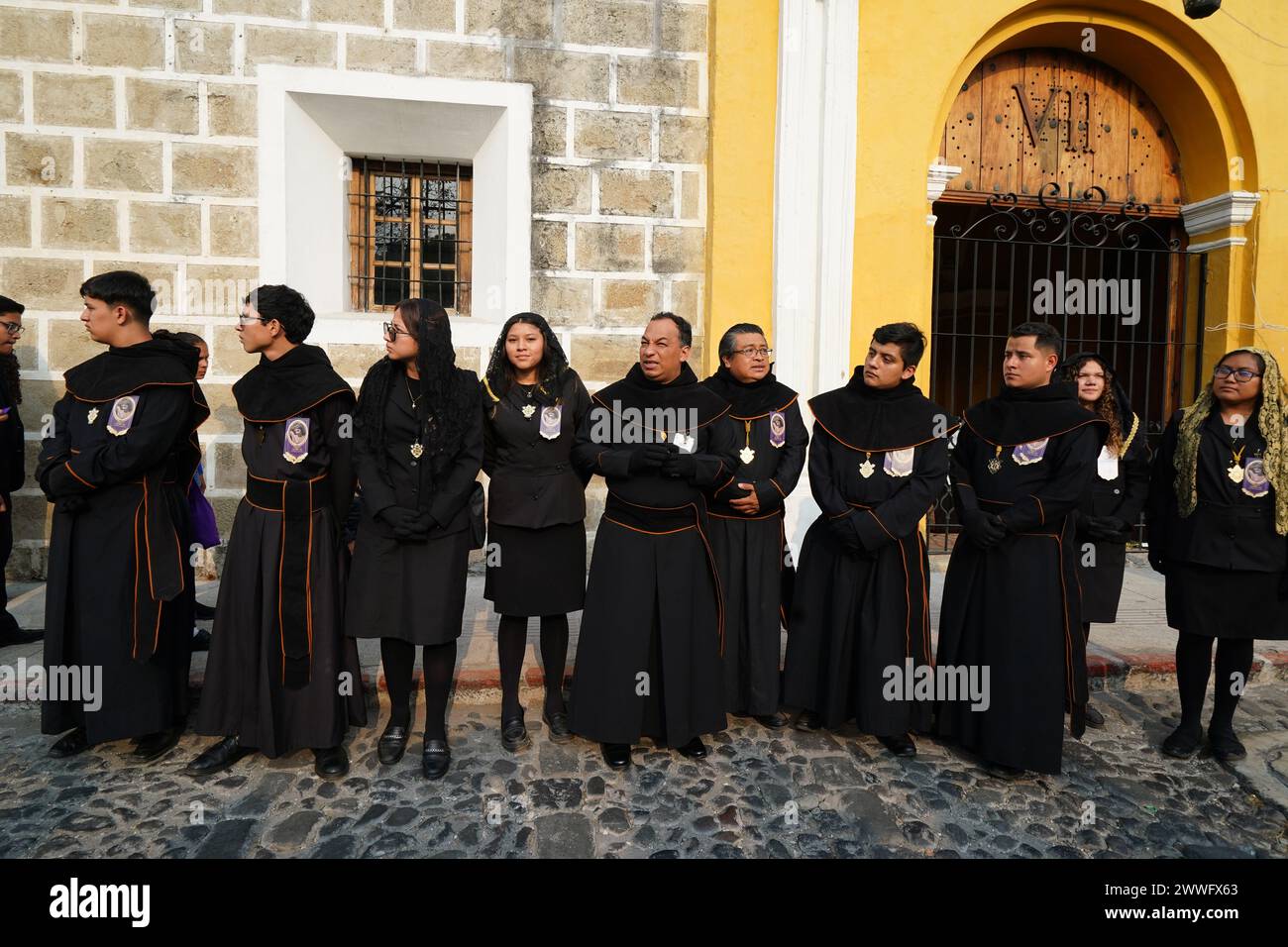 Antigua, Guatemala. März 2024. Pönitenten und Geistliche beobachten, wie ein massiver Prozessionswagen während einer Fastenprozession von Cristo de las Misericordias aus der Kirche Escuela de Cristo am 23. März 2024 in Antigua, Guatemala, die Straße hinunterzieht. Die opulenten Prozessionen, detailgetreuen Alfombras und jahrhundertealten Traditionen ziehen mehr als 1 Million Menschen in die alte Hauptstadt. Quelle: Richard Ellis/Richard Ellis/Alamy Live News Stockfoto