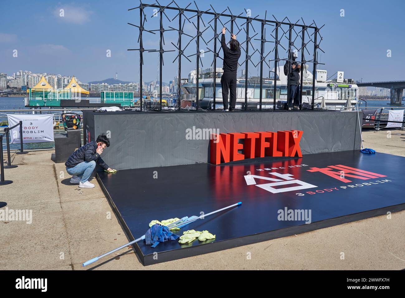 Arbeiter errichteten am 23. März einen Verkaufsstand für die Science-Fiction-Fernsehserie 3 Body Problem Netflix im Yeouido Hangang Park in Seoul, Südkorea Stockfoto