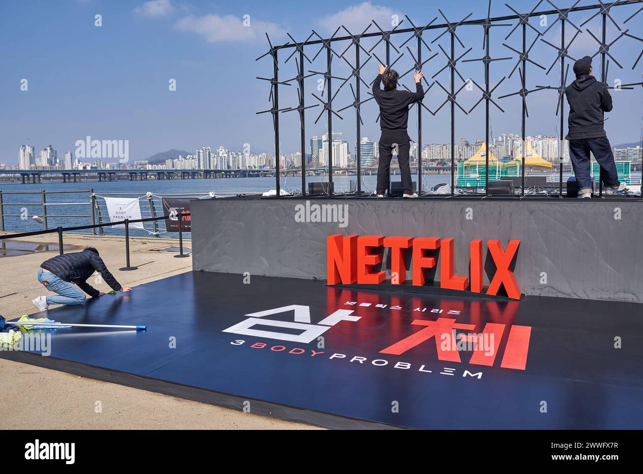 Arbeiter errichteten am 23. März einen Verkaufsstand für die Science-Fiction-Fernsehserie 3 Body Problem Netflix im Yeouido Hangang Park in Seoul, Südkorea Stockfoto