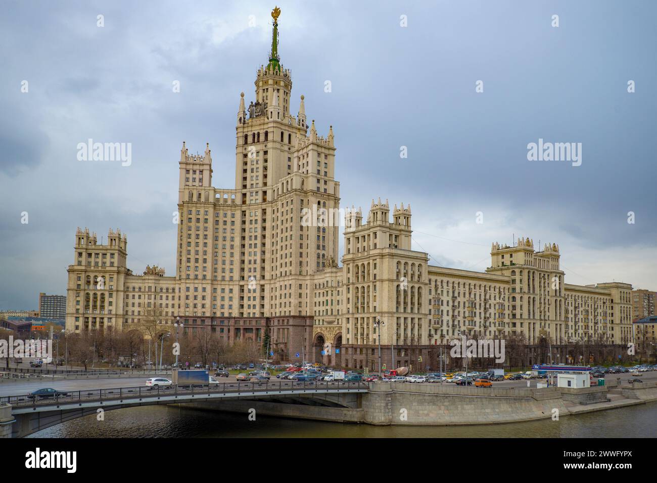 MOSKAU, RUSSLAND - 15. APRIL 2015: Blick auf das stalinistische Hochhaus am Ufer von Kotelnicheskaya an einem bewölkten Aprilabend Stockfoto