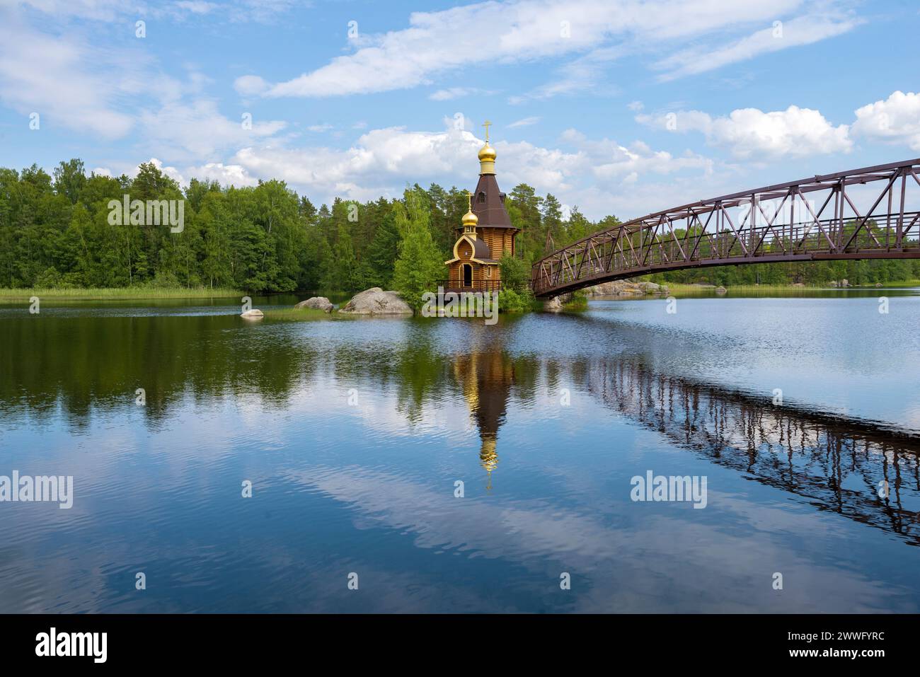 Die Kirche des Apostels Andreas der erste rief am Fluss Vuoksa in einer Juni-Landschaft. Region Leningrad, Russland Stockfoto