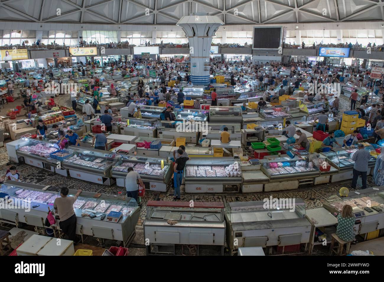 TASCHKENT, USBEKISTAN - 03. SEPTEMBER 2022: Chorsu-Markt (Chorsu-Basar). Das Innere eines runden Lebensmittelpavillons Stockfoto