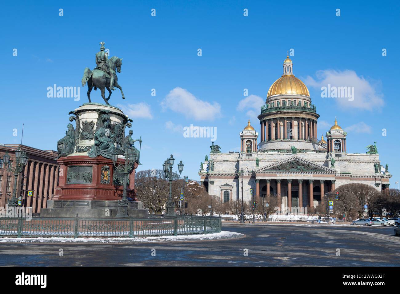 SANKT PETERSBURG, RUSSLAND - 2. APRIL 2023: Blick auf das Denkmal für den russischen Kaiser Nikolaus I. und St. Isaac's Cathedral an einem sonnigen Apriltag Stockfoto