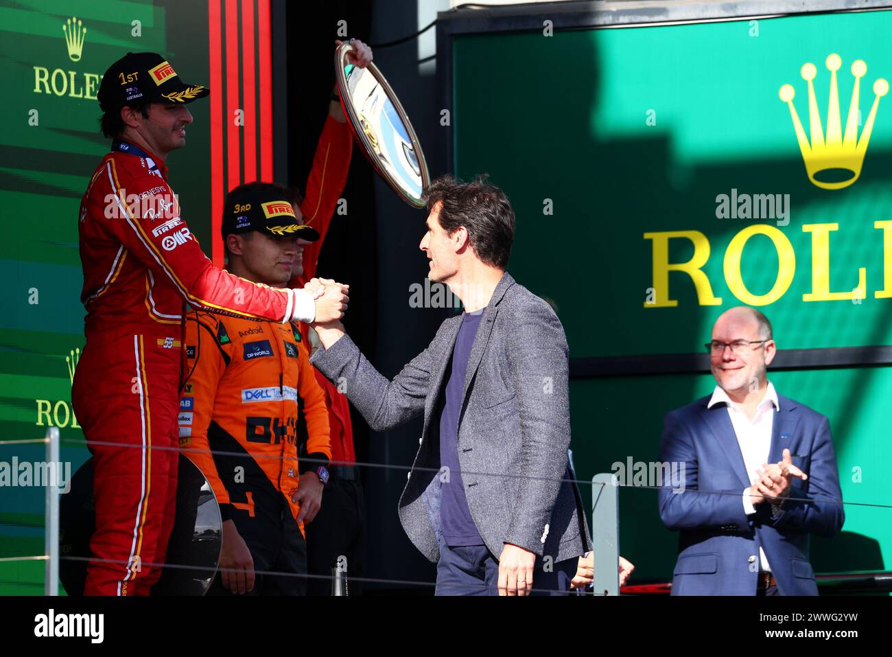 Melbourne, Australien. März 2024. Rennsieger Carlos Sainz Jr (ESP) Ferrari feiert auf dem Podium mit Mark Webber (aus) Channel 4 Moderator/Driver Manager. Formel-1-Weltmeisterschaft, Rd 3, großer Preis von Australien, Sonntag, 24. März 2024. Albert Park, Melbourne, Australien. Quelle: James Moy/Alamy Live News Stockfoto