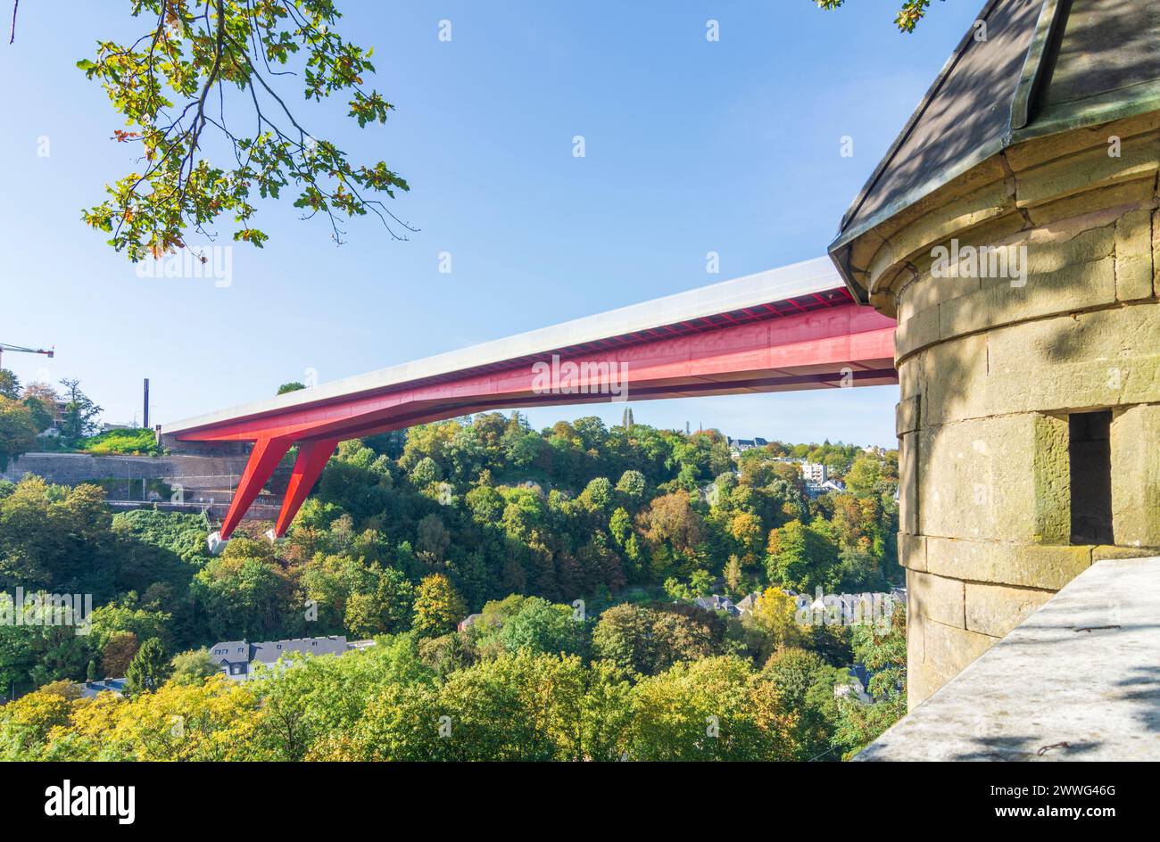 Luxemburg-Stadt (Luxemburg, Lëtzebuerg): Spueneschen Tiermchen (Spanischer Turm), Großherzogin Charlotte Brücke in , Luxemburg, Luxemburg Stockfoto