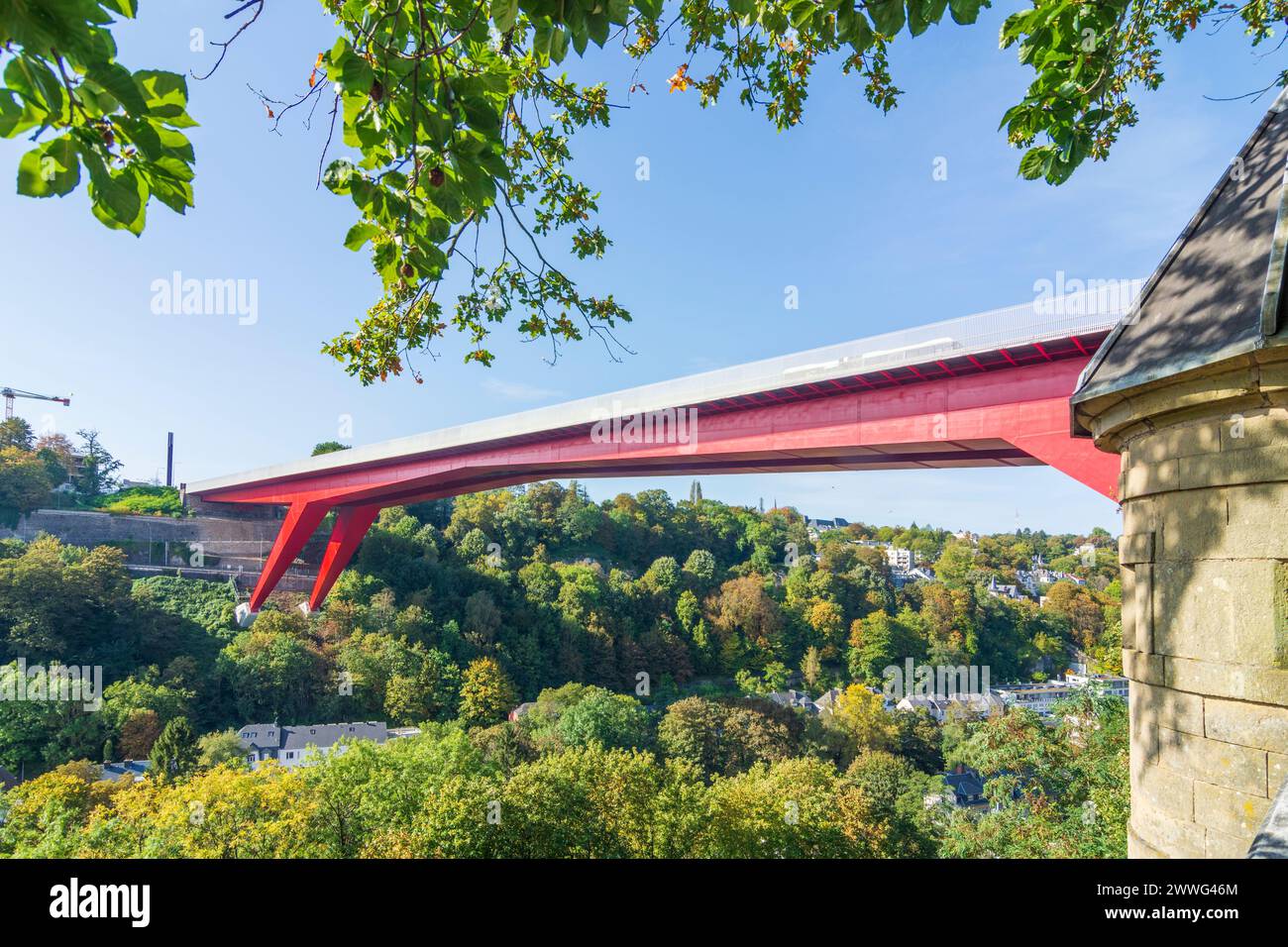 Luxemburg-Stadt (Luxemburg, Lëtzebuerg): Spueneschen Tiermchen (Spanischer Turm), Großherzogin Charlotte Brücke in , Luxemburg, Luxemburg Stockfoto