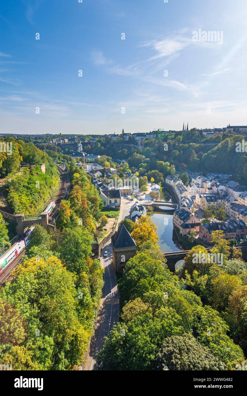 Luxemburg-Stadt (Luxemburg, Lëtzebuerg): Alzette-Tal, Nahverkehr, Blick von der Großherzogin-Charlotte-Brücke in , Luxemburg, Luxemburg Stockfoto