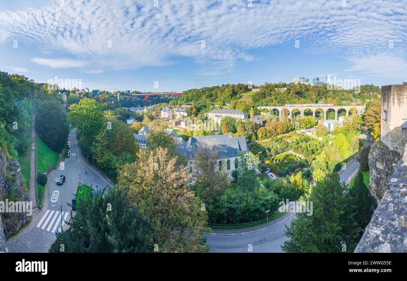 Luxemburg-Stadt (Luxemburg, Lëtzebuerg): Alzette-Tal, Brücke der Großherzogin Charlotte, Clausener Viadukt mit Nahverkehrszug, Stadtteil Kirchberg Stockfoto