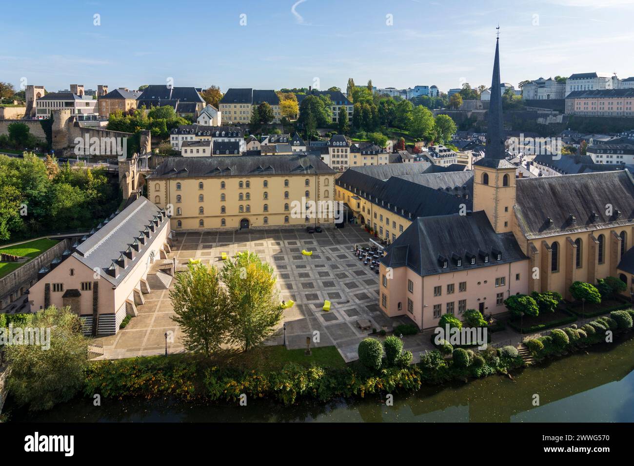 Luxemburg-Stadt (Luxemburg, Lëtzebuerg): Abtei Neimënster (Abtei Neimënster, Abbaye de Neimënster, Abtei Neumünster, Abtei Neumünster), Fluss Alzette Stockfoto