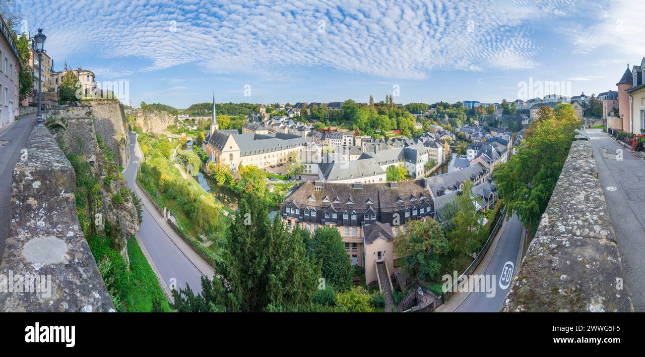 Luxemburg-Stadt (Luxemburg, Lëtzebuerg): Abtei Neimënster (Abtei Neimënster, Abbaye de Neimënster, Abtei Neumünster, Abtei Neumünster), Fluss Alzette Stockfoto