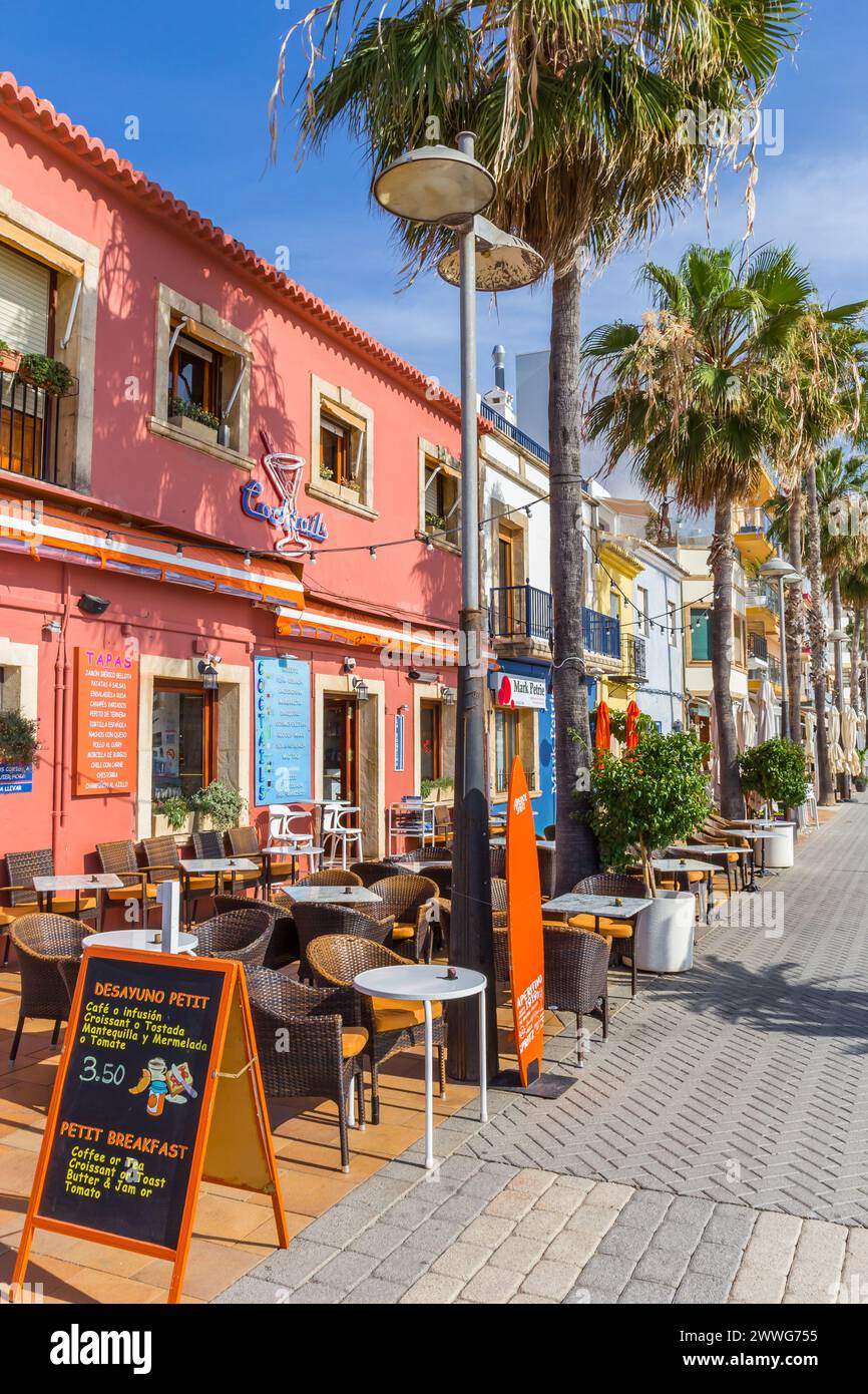 Frühstücksrestaurant am Strandboulevard in Javea, Spanien Stockfoto