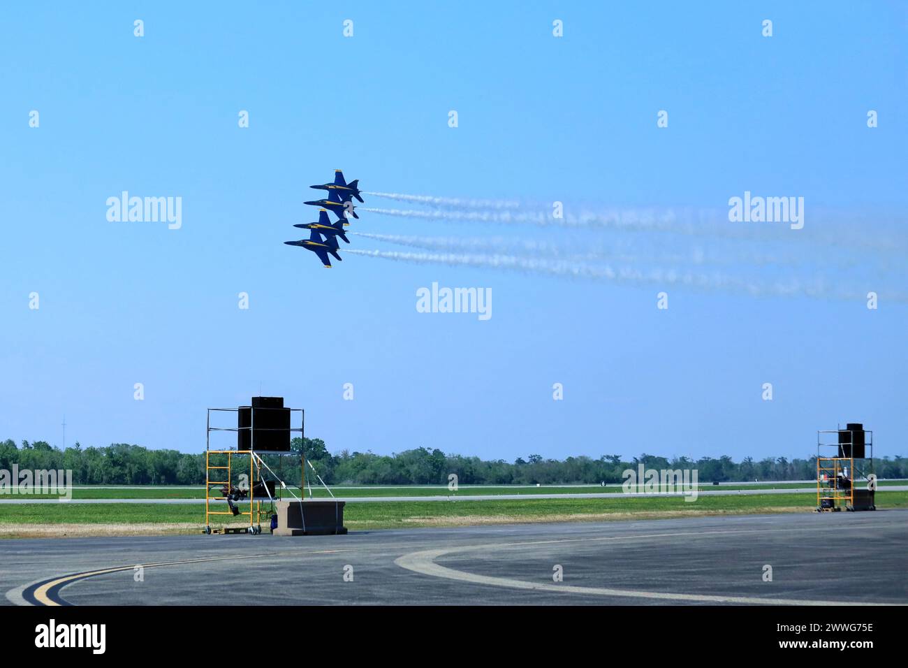 Belle Chasse, USA. März 2024. Die U.S. Navy Blue Angels treten am 23. März 2024 auf der New Orleans Airshow auf der Naval Air Station Joint Reserve Base in Belle Chasse, Louisiana, USA, auf. Quelle: Lan Wei/Xinhua/Alamy Live News Stockfoto