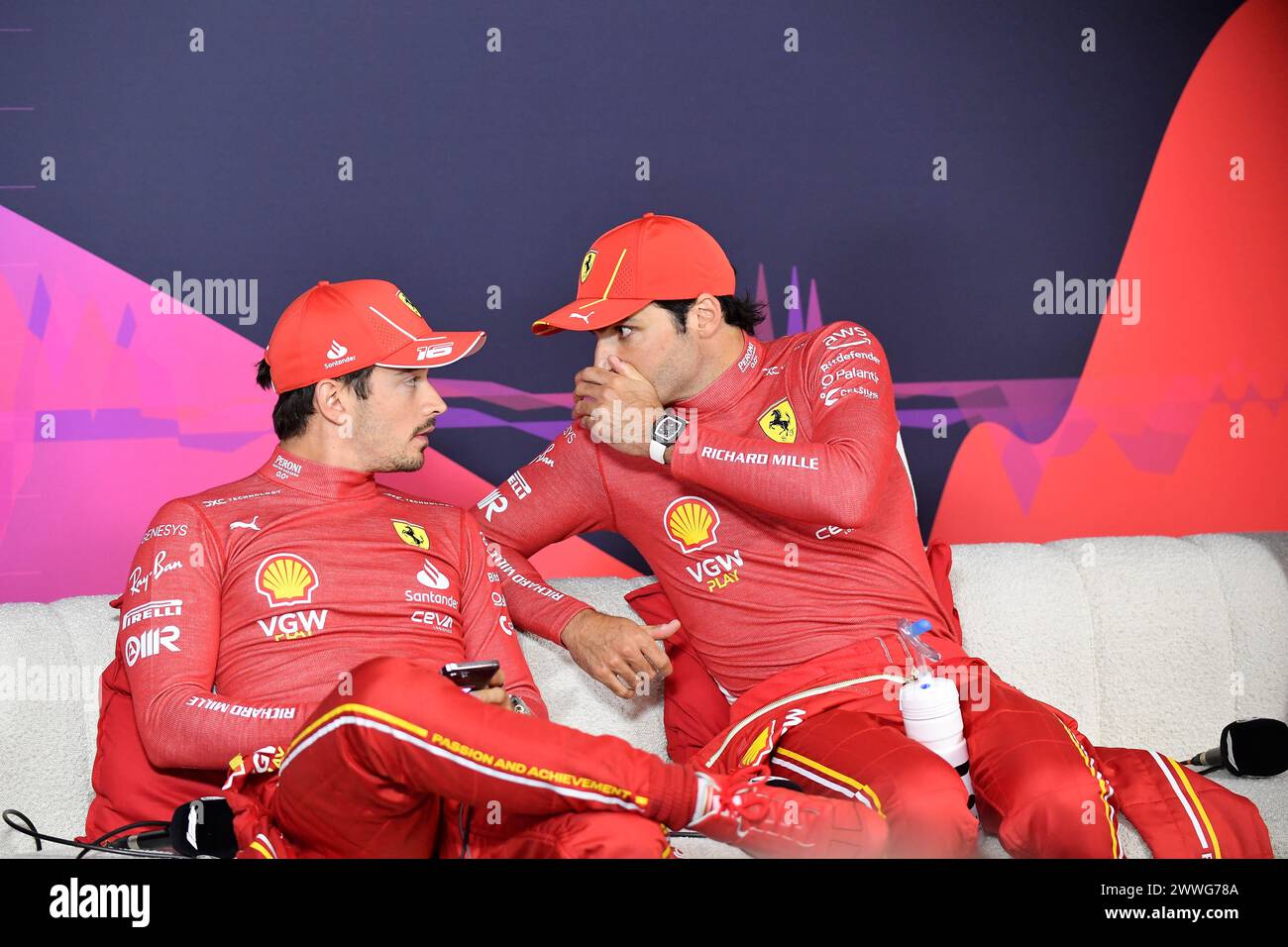 MELBOURNE, AUSTRALIEN, 24. März 2024. 2. Platz Charles Leclerc (MCO) Scuderia Ferrari (links) und Rennsieger 55 Carlos Sainz Jr. (ESP) Scuderia Ferrari (rechts) bei der Pressekonferenz nach dem Rennen beim FIA Formel 1 Rolex Australian Grand Prix 2024 3. Runde vom 22. Bis 24. März auf dem Albert Park Street Circuit in Melbourne, Australien. Quelle: Karl Phillipson/Alamy Live News Stockfoto
