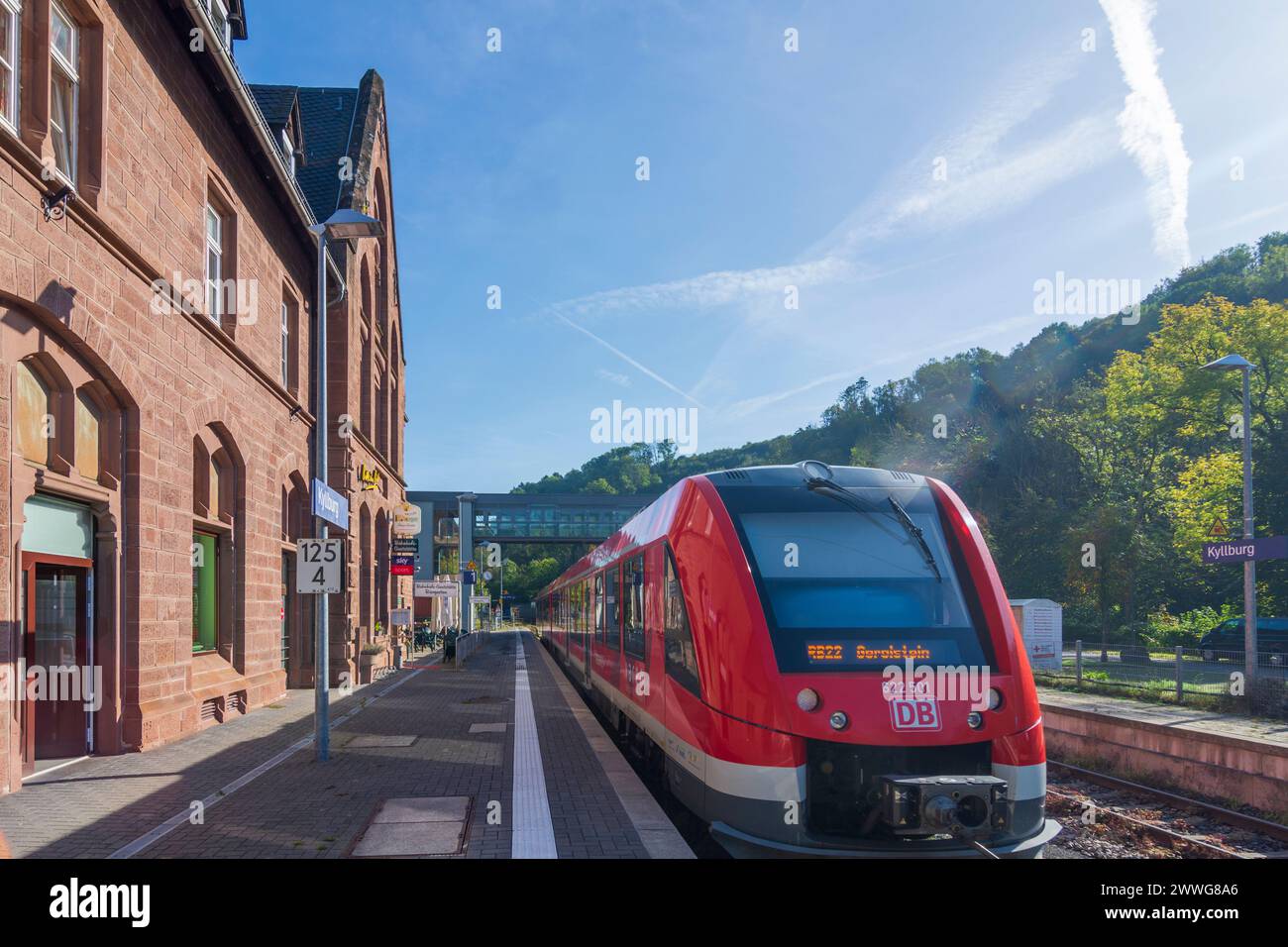 Kyllburg: Bahnhof Kyllburg, Nahverkehrszug der DB, Bahnstrecke Hürth-Kalscheuren–Ehrang (Eifelstrecke, Eifelbahn) in Eiffel, Rheinland-Pfalz, RHI Stockfoto