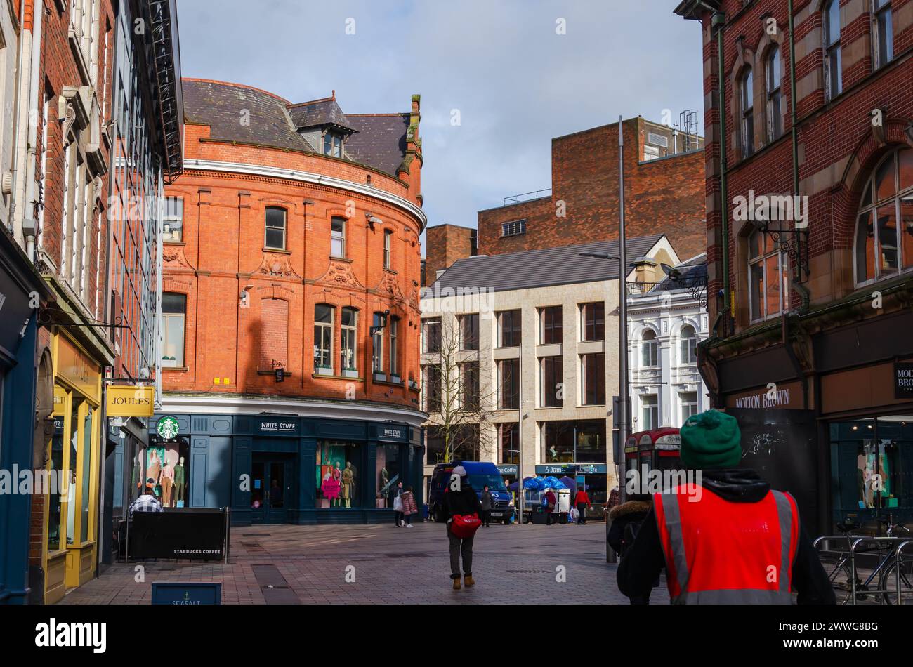 Belfast County Antrim Nordirland 23. Februar 2024 - Arthur Street Belfast mit Menschen, die ihrem täglichen Leben nachgehen Stockfoto