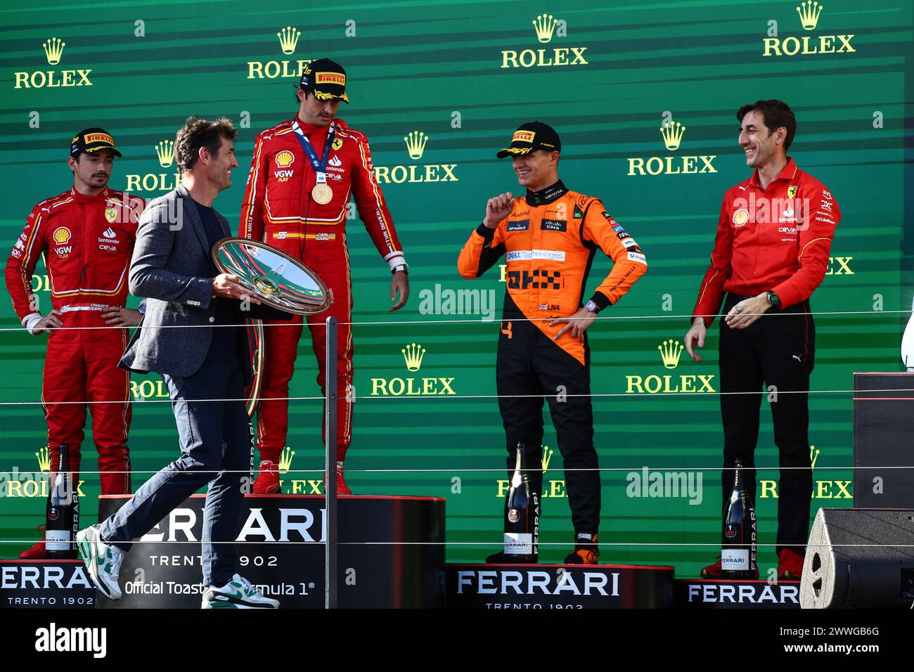 Melbourne, Australien. März 2024. Das Podium (L bis R): Charles Leclerc (MON) Ferrari, Zweiter; Mark Webber (aus) Channel 4 Moderator/Fahrer Manager; Carlos Sainz Jr (ESP) Ferrari, Rennsieger; Lando Norris (GBR) McLaren, Dritter; Matteo Togninalli (ITA) Ferrari Leiter der Bahntechnik. 24.03.2024. Formel-1-Weltmeisterschaft, Rd 3, Grand Prix Von Australien, Albert Park, Melbourne, Australien, Wettkampftag. Das Foto sollte lauten: XPB/Alamy Live News. Stockfoto