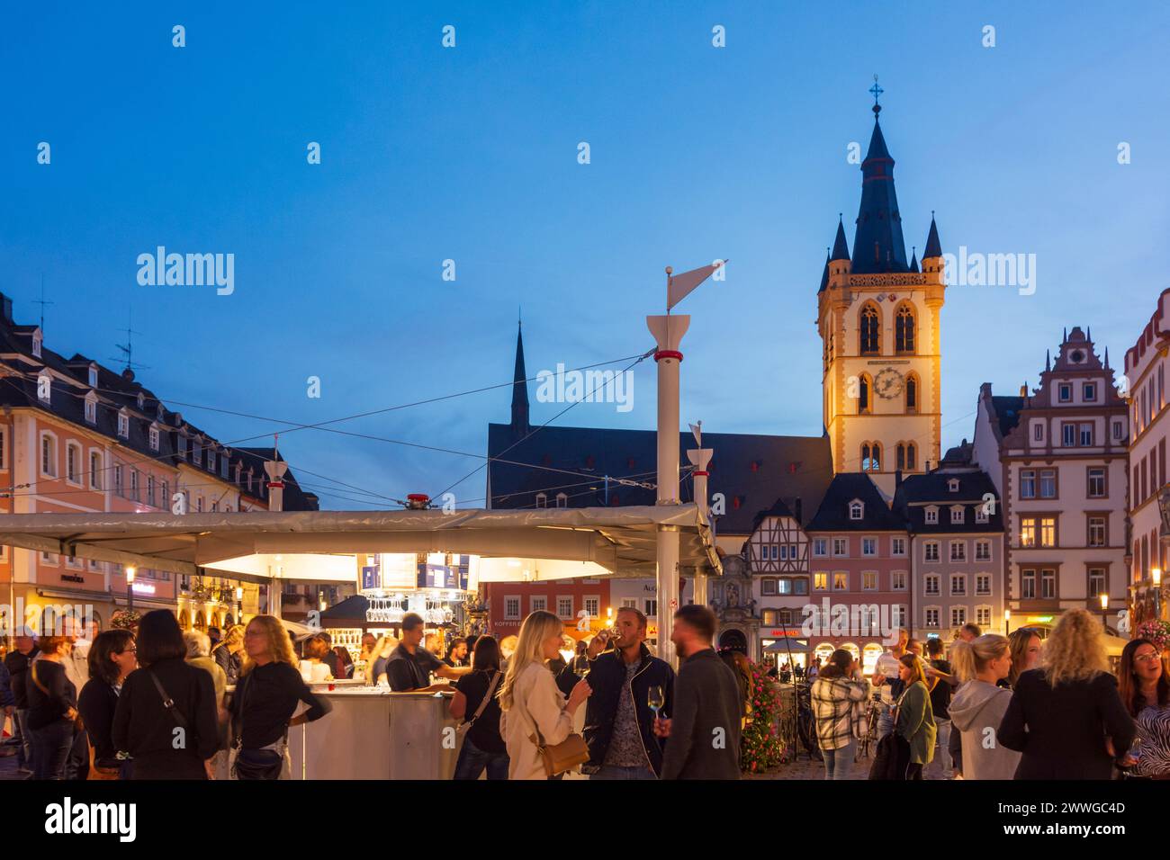 Trier: Hauptmarkt, Kirche St. Gangolf, Haus Steipe, Open-Air-Weinfest in Mosel, Rheinland-Pfalz, Deutschland Stockfoto