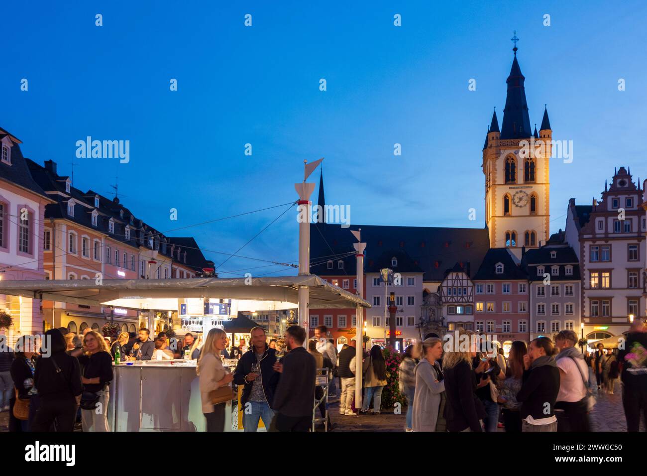 Trier: Hauptmarkt, Kirche St. Gangolf, Haus Steipe, Open-Air-Weinfest in Mosel, Rheinland-Pfalz, Deutschland Stockfoto