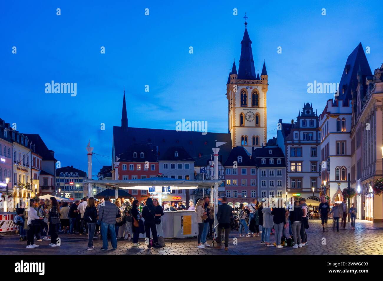Trier: Hauptmarkt, Kirche St. Gangolf, Haus Steipe, Open-Air-Weinfest in Mosel, Rheinland-Pfalz, Deutschland Stockfoto
