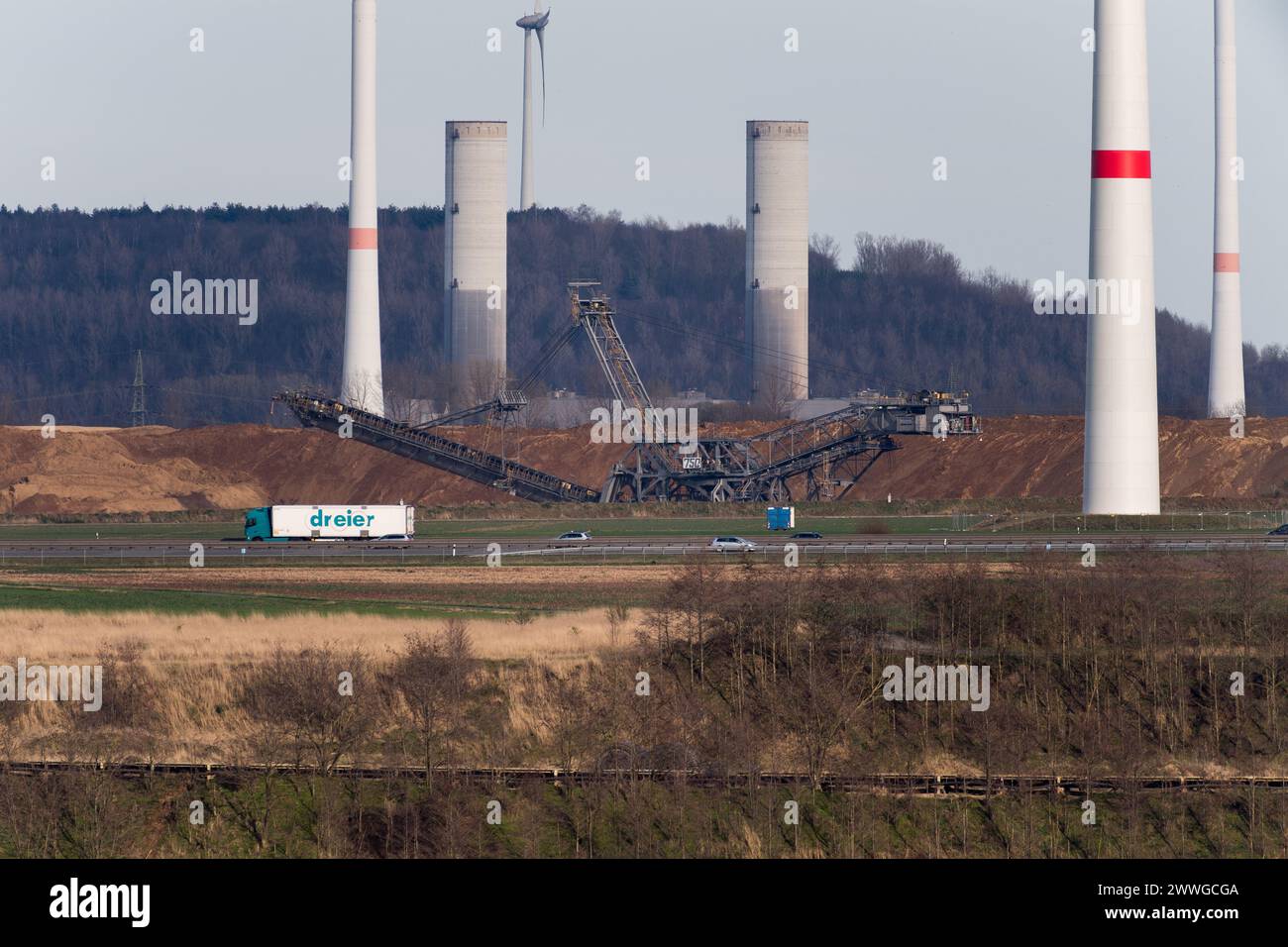 Tagebau Garzweiler Tagebau in Garzweiler mit ungenutztem Kraftwerk der RWE Power AG in Frimmersdorf, Nordrhein-Westfalen © Wojciech Str Stockfoto