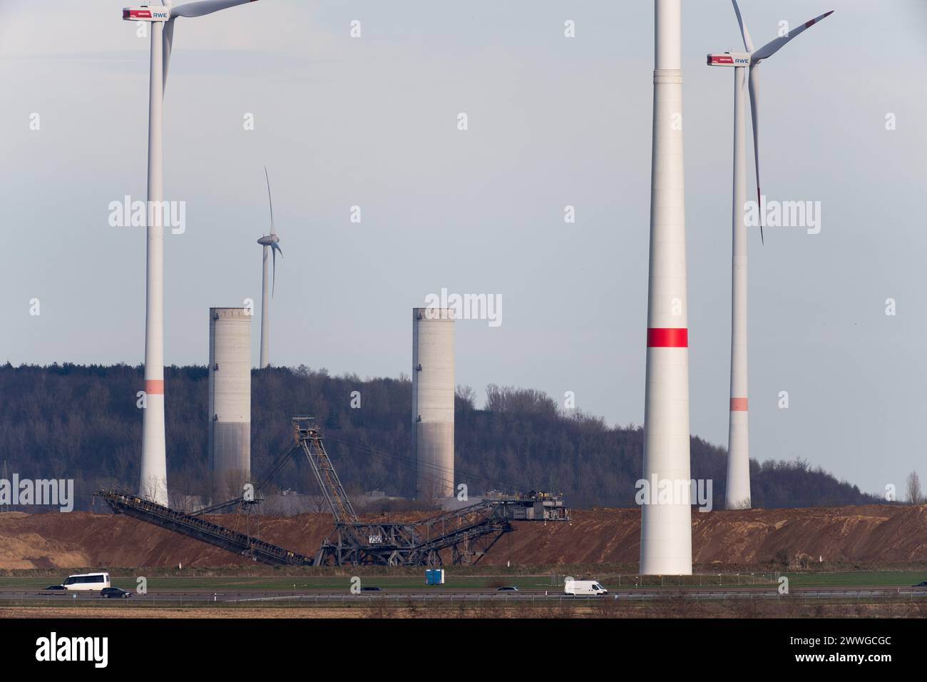 Tagebau Garzweiler Tagebau in Garzweiler mit ungenutztem Kraftwerk der RWE Power AG in Frimmersdorf, Nordrhein-Westfalen © Wojciech Str Stockfoto