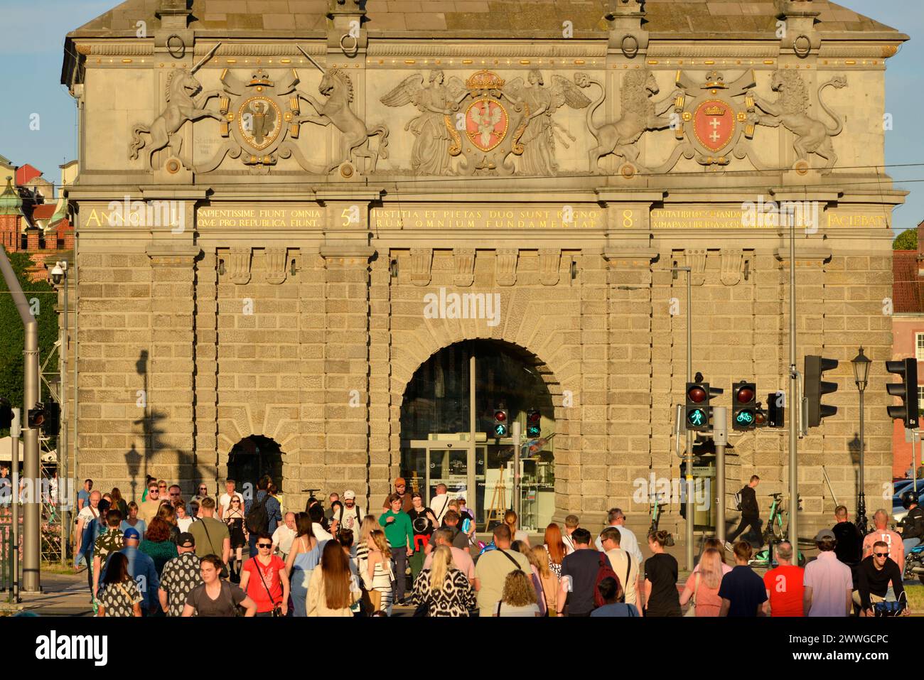 Danzig Brama Wyzynna oder Hochtor historisches Wahrzeichen und Menschen, die die Straße an der Ampel überqueren, um die Altstadt von Danzig, Polen, Europa, EU zu erreichen Stockfoto