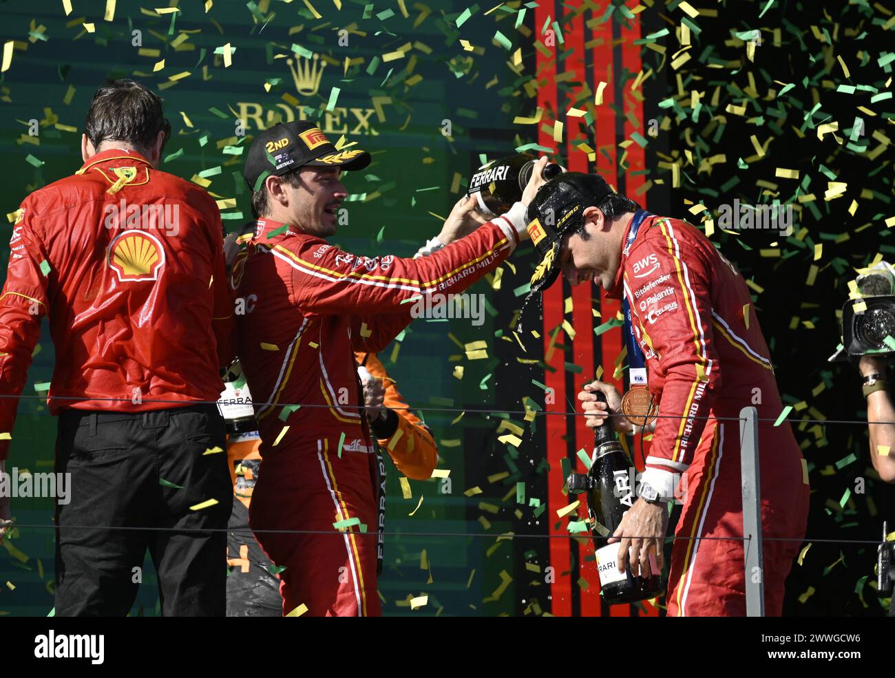MELBOURNE, AUSTRALIEN. März 2024. 16 Charles Leclerc (MCO) Scuderia Ferrari schenkt Champagner auf den australischen Grand-Prix-Gewinner 55 Carlos Sainz Jr. (ESP) Scuderia Ferrari (rechts) Podestfeier nach Abschluss der dritten Runde des FIA Formel 1 Rolex Australian Grand Prix 2024 vom 22. Bis 24. März auf dem Albert Park Street Circuit in Melbourne, Australien. Quelle: Karl Phillipson/Alamy Live News. Stockfoto