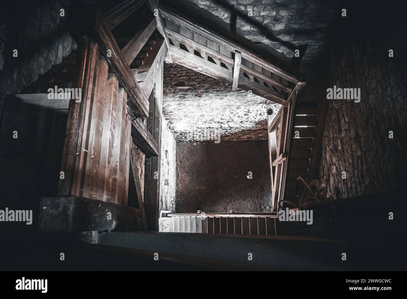 Die rustikale Holztreppe eines alten Schlosses lädt zum Rätsel ein. Stockfoto