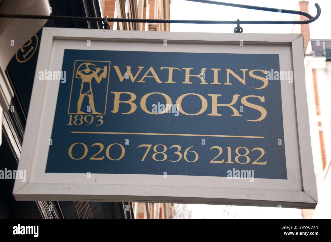Schild für Watkins Bookshop, Cecil Court, London, UK. Watkins Books ist Londons ältester esoterischer Buchladen. Es ist spezialisiert auf Esoterik, Mystik, occ Stockfoto