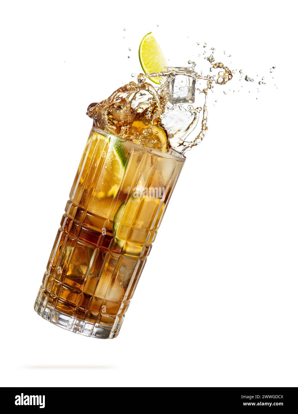 Fallendes Glas voller cuba libre Cocktail, das isoliert auf weißem Hintergrund spritzt. Stockfoto